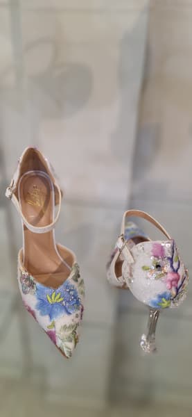 Par de scarpins de bico fino com estampa floral colorida e aplicação de pedras